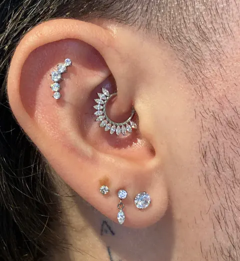 Diseño de oreja con joyas brillantes