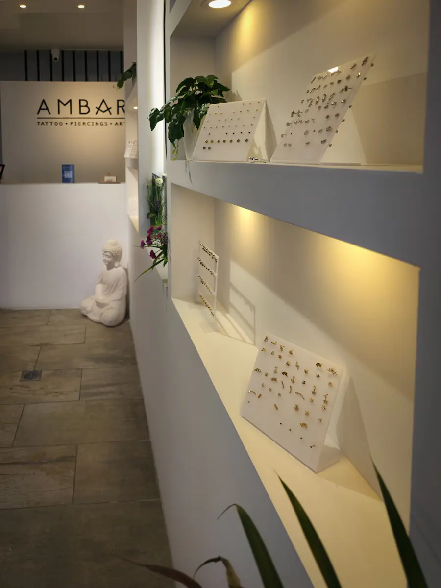 Interior del estudio Ambar con repisas de joyería iluminadas