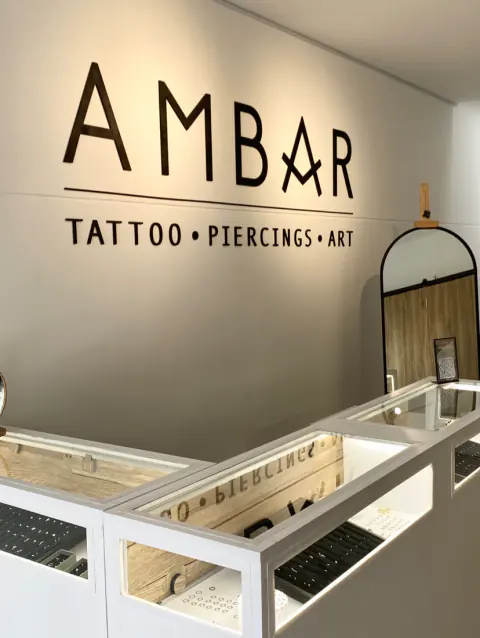 Recepción de Ambar con vitrinas y el logo en la pared