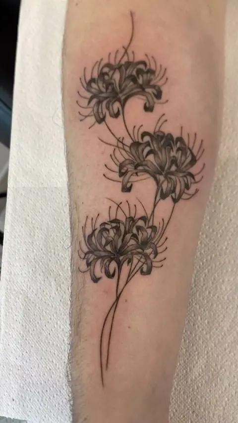Tatuaje de flores araña en fine line